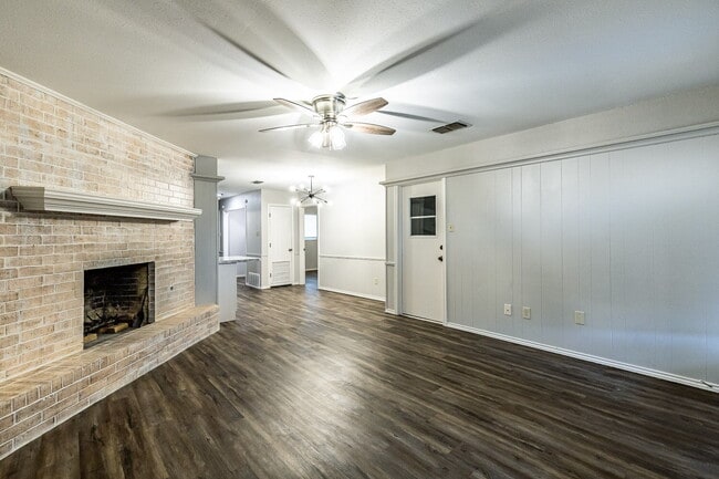 Building Photo - Sleek South Loop Duplex | Updated 2-bed with Garage