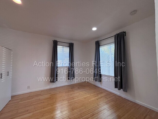 Foto del edificio - Downtown Roseville - 2 Bed, 1 Bath - Single Level Bungalow - Landscaping Included - Utilities Inc...