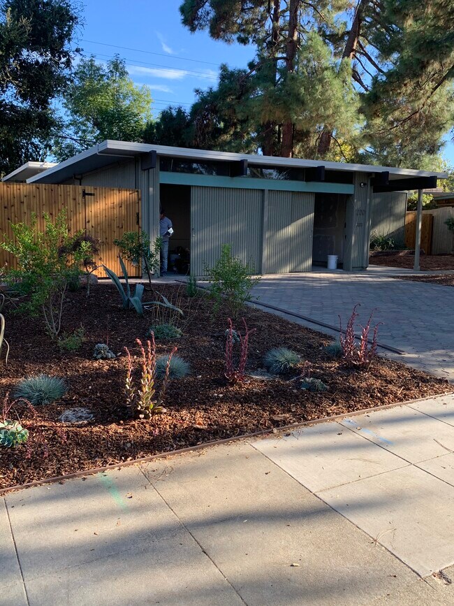 Building Photo - 220 Parkside Dr