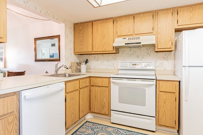 Foto del edificio - Ground Floor End Unit 2-Bed Condo with Lake Views | AVAIL NOW