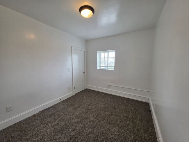 Foto del edificio - Modern 2-Bedroom Upper-Level Gem
