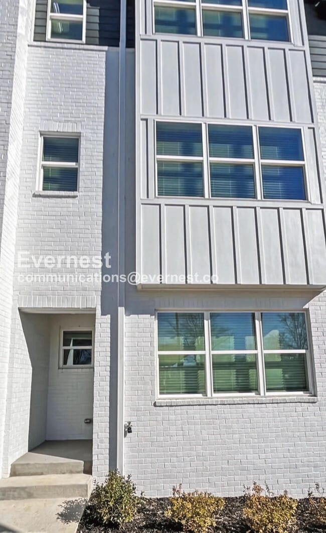 Building Photo - 747 Bespoke