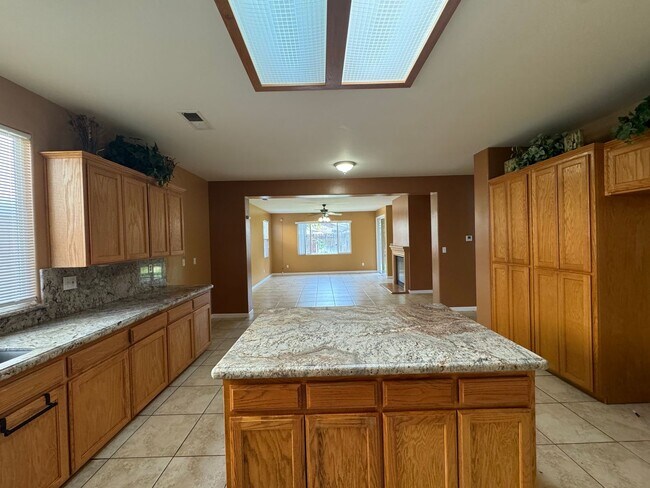 Building Photo - MOVE IN SPECIAL! Beautiful Northwest Locat...
