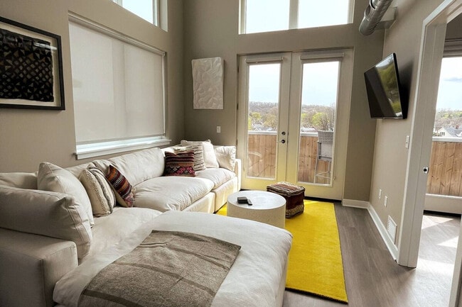 Building Photo - 625 S Goodman St