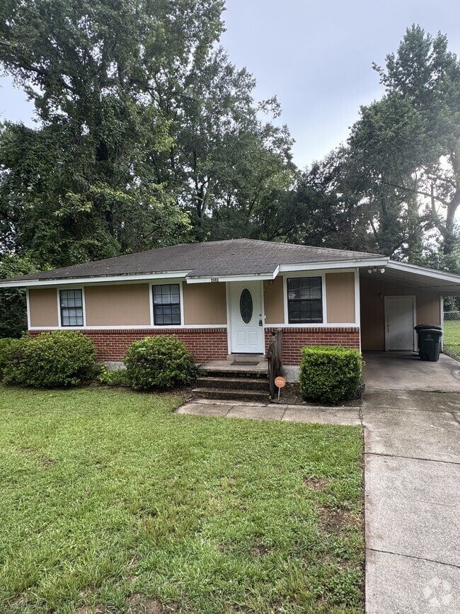 Building Photo - 2802 Southwood Dr
