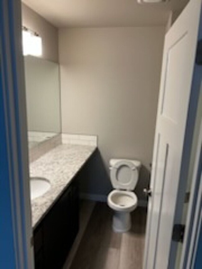 Foto del edificio - Whether you just want the extra room or need it for your family, our townhomes are calling!!