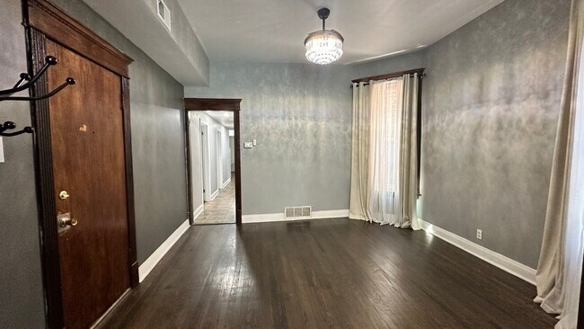 Building Photo - 521 E 46th Pl