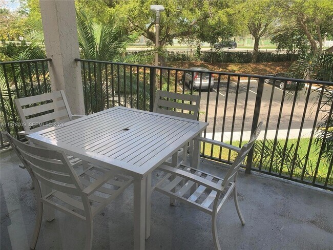 Foto del edificio - 10131 W Sunrise Blvd