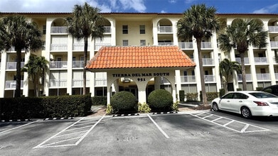 Building Photo - 951 De Soto Rd