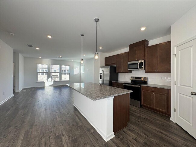 Building Photo - 516 Meadows Ln