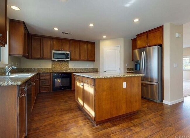 Building Photo - 6 bed/2.5 bath home in Atascadero's coveted Dove Creek neighborhood