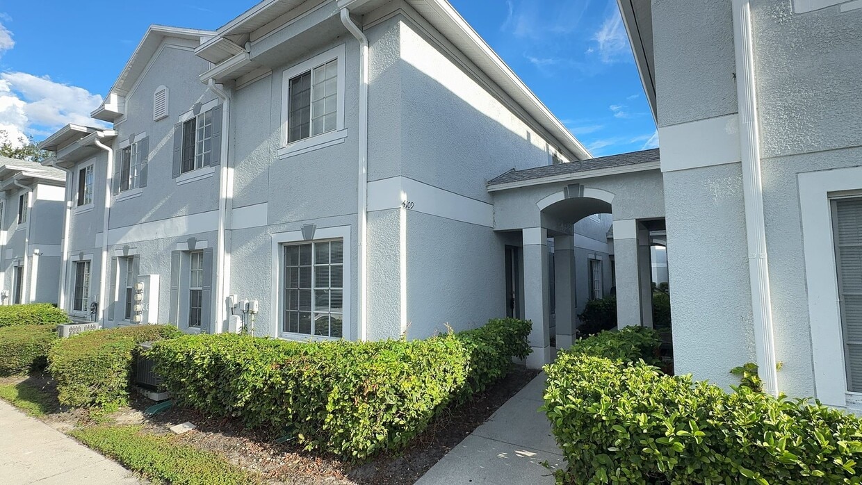 Newly renovated 3 bedroom/2.5 bath townhou... - Newly renovated 3 bedroom/2.5 bath townhou...