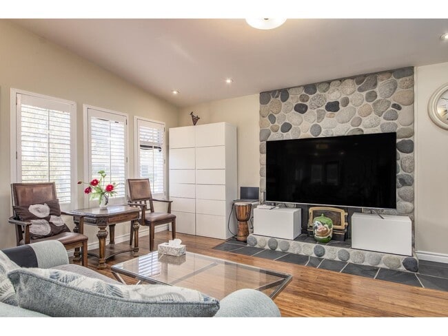 Building Photo - 6454-6109 109 St