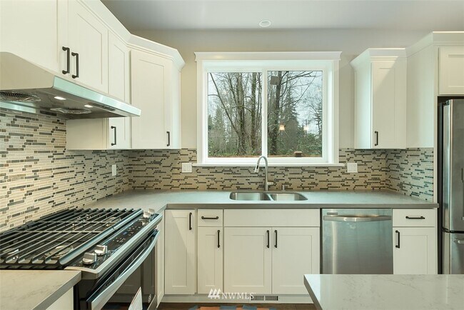 Building Photo - 15322 Manor Way