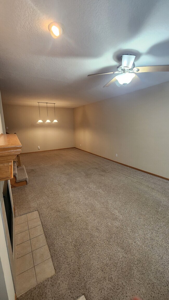 Building Photo - 1208 SE Birch Ln