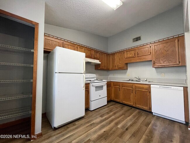 Foto del edificio - 13326 Currituck Dr N