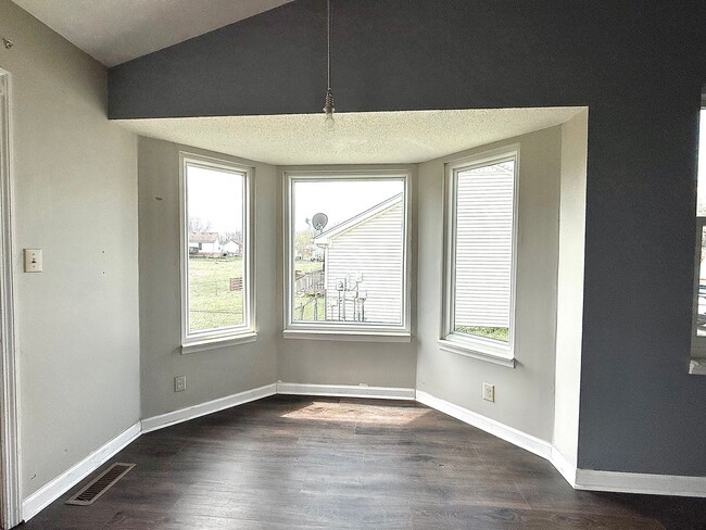 Building Photo - 3 Bedroom 2 Bathroom Home!