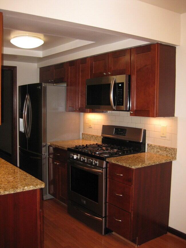 Building Photo - 1446 Oakbrook E Dr