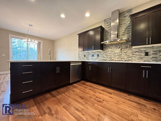 Building Photo - 5-Bedroom Home with Modern Upgrades & 2-Car Garage!!