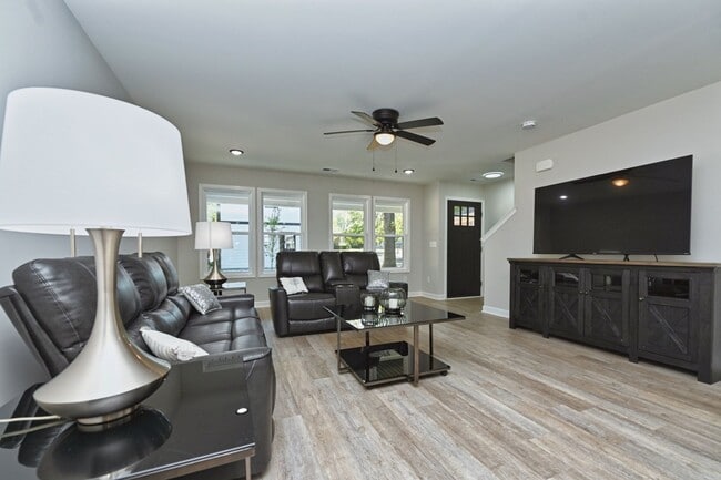 Foto del edificio - Like New and Move In Ready!