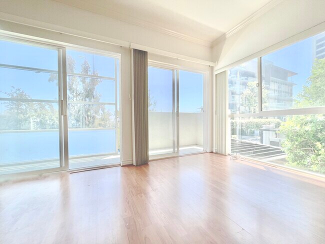 Foto del edificio - 8455 De Longpre Ave