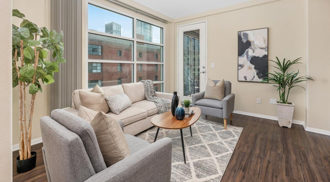 Building Photo - Fantastic Penthouse Unit Downtown Marina D...