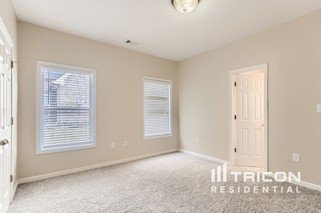 Foto del edificio - 227 English Oaks Ln