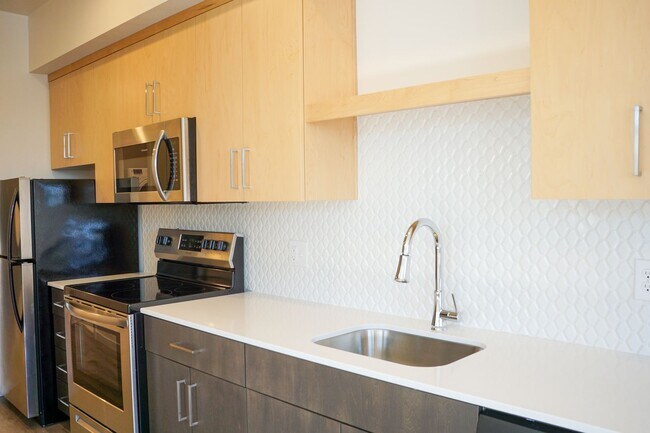 Building Photo - Modern & Bright 1 Bedroom w/Condo Finishes...