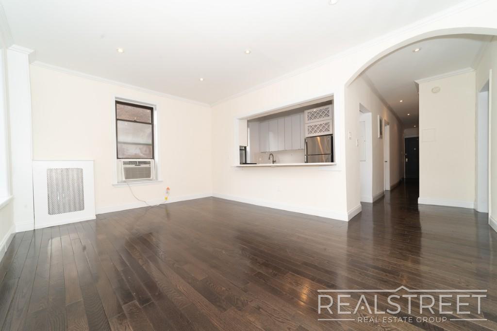 Primary Photo - Huge Renovated 3 Bed 2 Bath Classic 6 in B...