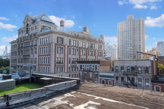 Foto del edificio - 320 Second Ave