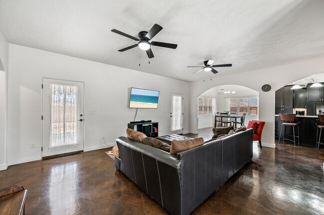 Building Photo - 2472 Lyle St