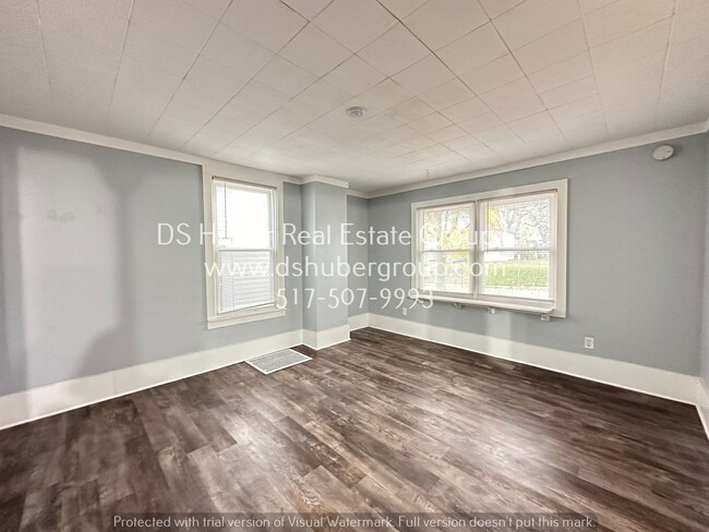 Foto del edificio - 3 Bedroom Home With New Vinyl Plank Flooring