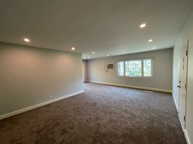 Livingroom - 4507 Finley Ave