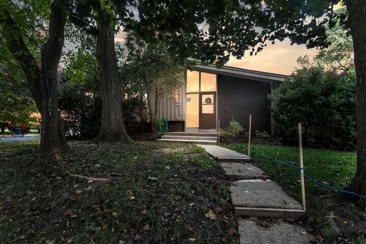 Primary Photo - 1422 S River Rd