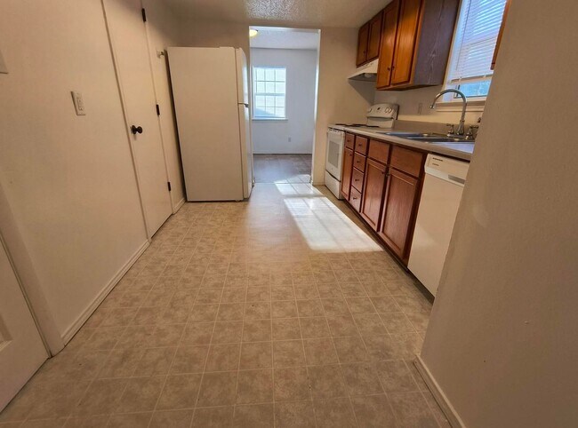 Foto del edificio - Large 4 bedroom, 2.5 bathroom home! Easy access to Loop and Bryant Blvd!