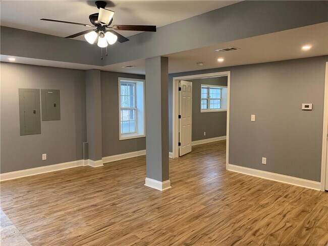 Building Photo - 1580 Hillside Oak Dr SW