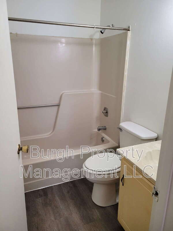 Foto del edificio - 534 Fallowfield Ave
