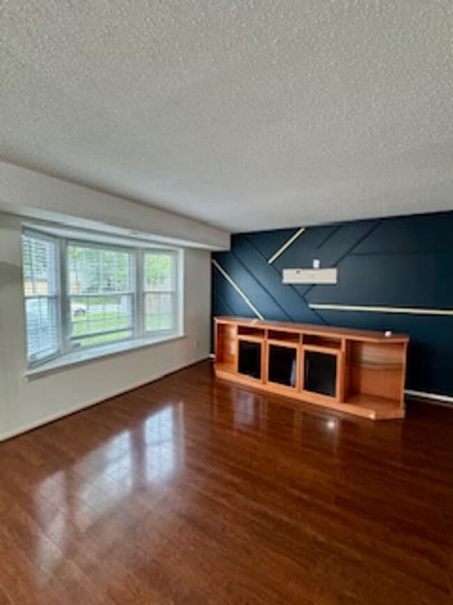 Building Photo - Beautiful 4 Bedroom Townhome