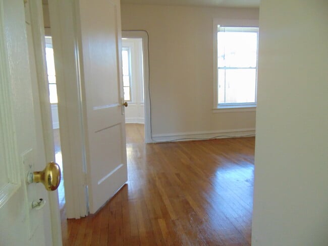 Building Photo - 2209 E 70th St