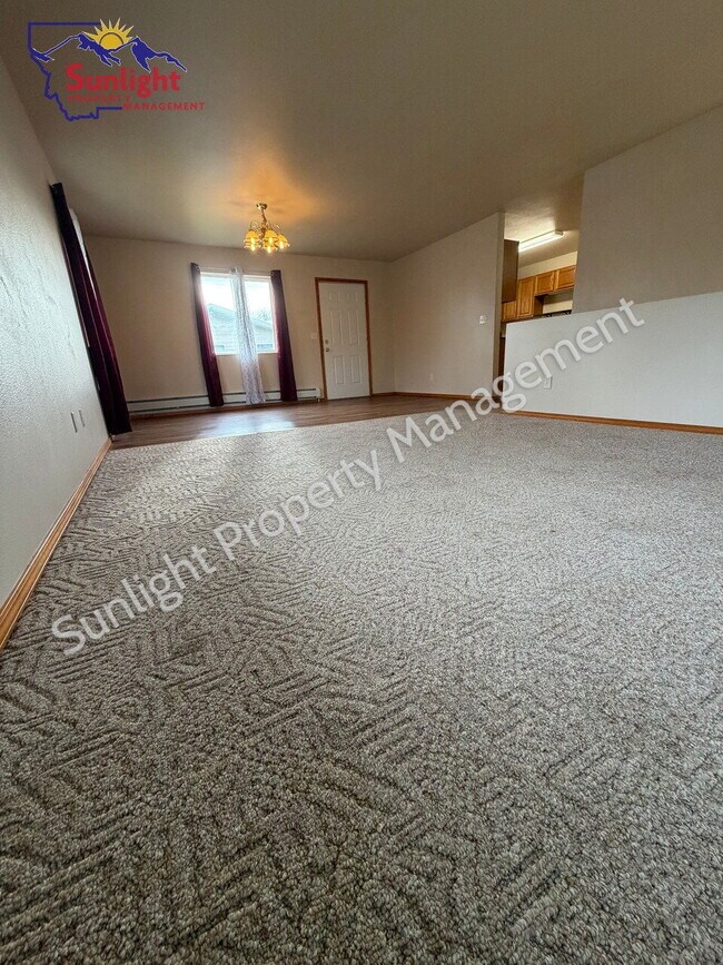 Foto del edificio - Spacious 3 Bed / 1.5 Bath Home with Garage & Off-Street Parking