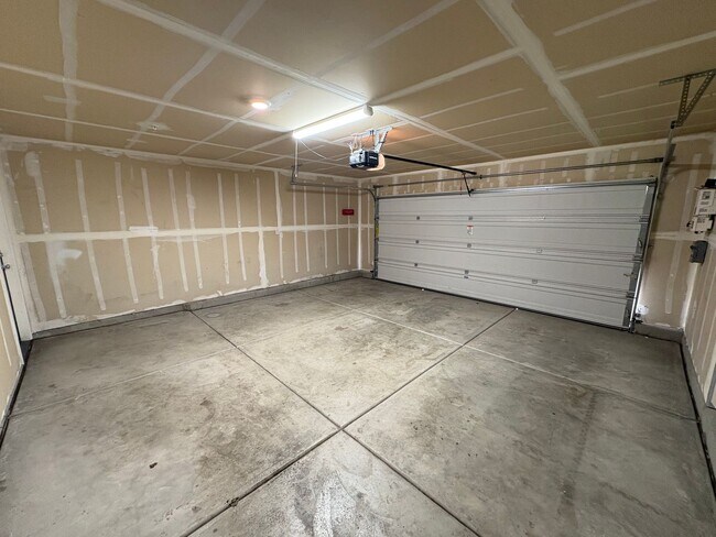 Foto del edificio - NW Visalia Home Near Shopping Center Available Now!