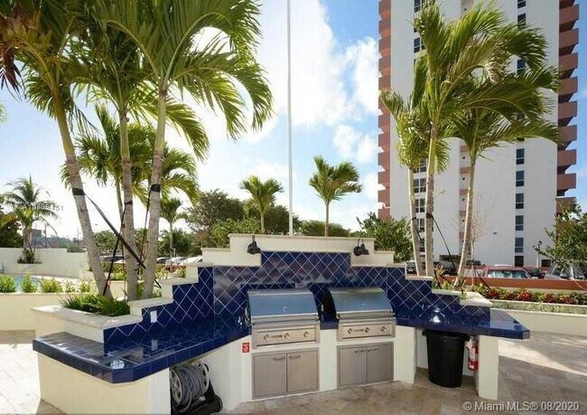 Building Photo - 3000 E Sunrise Blvd
