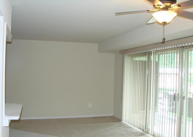 Building Photo - 10169 Mosby Woods Dr