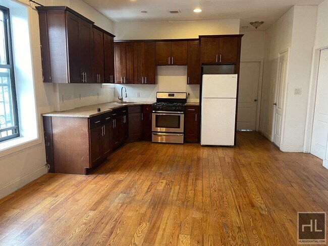 Foto del edificio - 130 Dumont Ave