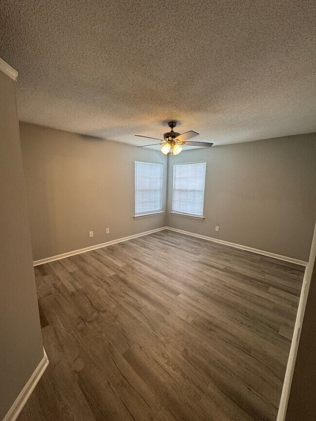 Foto del edificio - 8546 Hopkins Cir