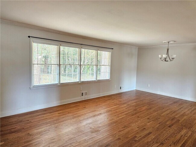 Foto del edificio - 4882 Happy Hollow Rd