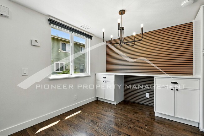 Building Photo - Charming Townhouse with Washer/Dryer and C...