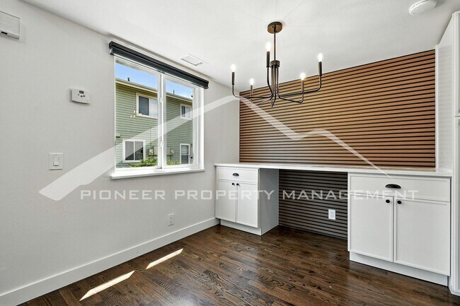 Foto del edificio - Charming Townhouse with Washer/Dryer and C...
