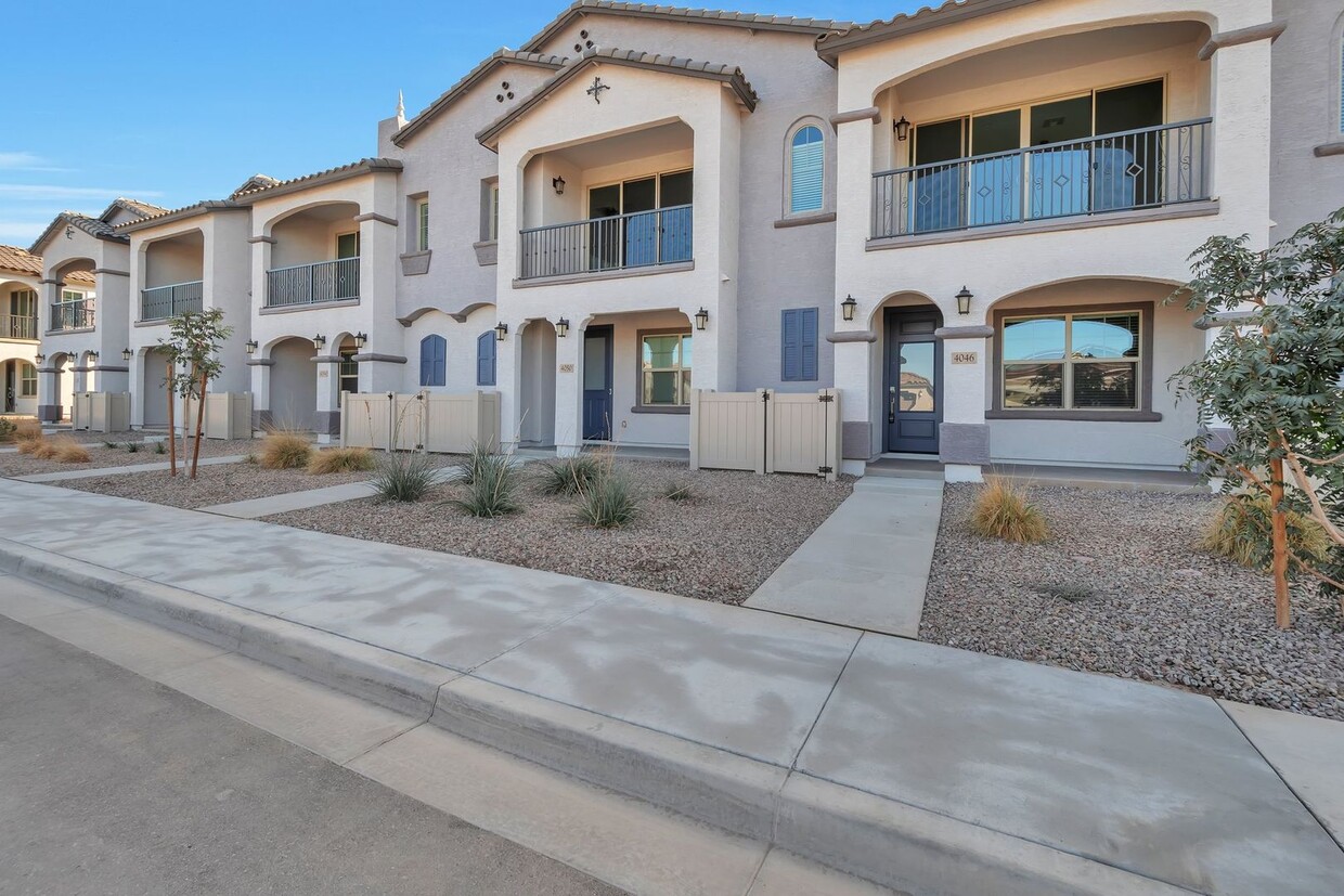 Foto principal - Brand New Luxurious Townhome in Warner Meadow