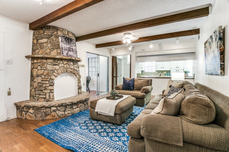 Primary Photo - 103 W Lilly Ln
